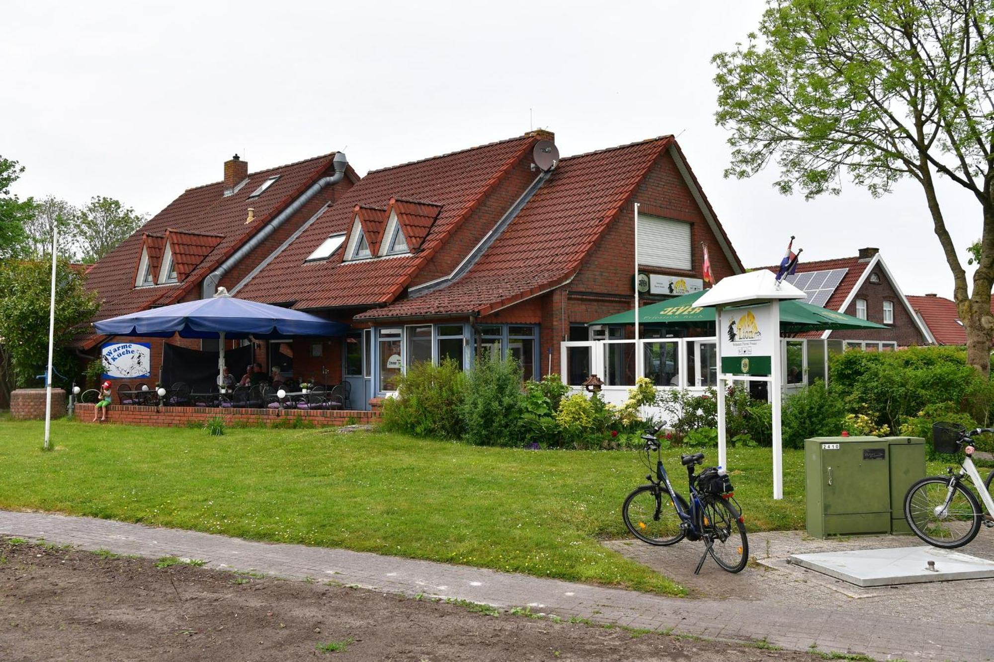 Pension Restaurant Pizzeria Lion Krummhörn Extérieur photo
